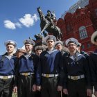 Cadetes de marineros rusos este jueves frente al monumento al mariscal del Ejército Rojo soviético Gerogy Zhukov donde se celebrará el Día de la Victoria de la Segunda Guerra Mundial en Moscú.