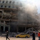 Cuerpos de emergencia trabajan en la remoción de escombros tras una explosión en Hotel Saratoga, en la capital cubana, el 6 de mayo de 2022.