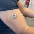 El dispositivo se puede usar en la parte superior del brazo mientras el usuario realiza su día a día.