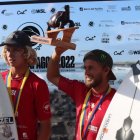 Miguel Tudela (d) levanta el trofeo del primer lugar en la Open Varones.