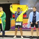 Elkin Ramírez, de 16 años (c), se colgó el oro en pesas, categoría 81 Kg, tras levantar 118 kg Arranque, 152 kg envión y 270 total.