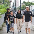 Precaución. Jóvenes andan acompañados y por zonas transitadas para evitar ser víctimas de la delincuencia.