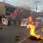 Protesta. Miembros de la UNE cierran la vía Girón-Pasaje, en Cuenca, como apoyo a las movilizaciones.