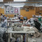 ACOMPAÑA CRÓNICA: PERÚ PRESOS***AME8060. LIMA (PERÚ), 09/05/2022.- Presos trabajan en el taller del pabellón industrial del penal de Lurigancho, el 3 de abril de 2022 en Lima (Perú). Clemente Espinosa fue encarcelado hace tres años en Lurigancho, el penal más poblado de Perú. Desde entonces, una máquina de coser es su mejor aliada para pasar el tiempo y ganar unos soles confeccionando prendas que se venden en Nueva York y Madrid con la etiqueta Pietà, una marca de moda ética que fomenta la reinserción. EFE/Aldair Mejía