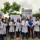 Cerca de 500 maestros fueron desvinculados por déficit presupuestario. Los perjudicados realizaron un plantón.