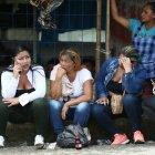 Familiares de presos esperan hoy por información en los alrededores de la cárcel de Santo Domingo de los Tsáchilas