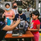 Decenas de estudiantes se han acercado a las paradas de la Matrovía para revalidar sus tarjetas.