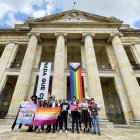 Integrantes de la comunidad LGBTI sostienen hoy carteles en la entrada del Congreso en Bogotá (Colombia).