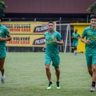 Bruno Piñatares (i), Emmanuel Martínez y Luca Sosa, jugadores de Barcelona que estarán en el duelo ante Emelec.