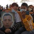 Víctimas e integrantes del colectivo Madres de los Falsos Positivos de Colombia (Mafapo) participan en la audiencia celebrada por la Comisión de la Verdad sobre las ejecuciones extraoficiales de civiles hoy, en Soacha (Colombia).