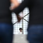 Familiares de presos esperan hoy por información de sus seres queridos frente a la cárcel de Santo Domingo de los Tsáchilas (Ecuador).