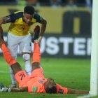 Fotografía de archivo, tomada el pasado 9 de septiembre, en la que se registró a Byron Castillo (arriba), al actuar con la selección nacional de fútbol de Ecuador, durante un partido de las eliminatorias sudamericanas al Mundial FIFA de Catar 2022, en el estadio Campeón del Siglo, en Montevideo (Uruguay).