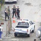 Tras el amotinamiento, el movimiento de la Policía Nacional es constante en los alrrededores de la cárcel 1 de Santo Domingo.