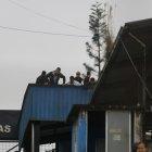 Los reos stán apostados en la entrada del centro penitenciario. Llegan refuerzos policiales.