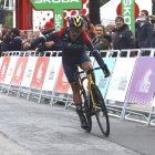 El ciclista ecuatoriano Richard Carapaz (c) (INEOS), se impuso en el esprint de Cambrils (Tarragona) que disputó con el colombiano Sergio Higuita (BORA-Transgohe).
