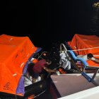 Percance. La Armada del Ecuador rescató a los pasajeros y tripulantes de una embarcación que tuvo un conato de incendio cerca de Galápagos.