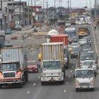 Tráfico. El transito en la vía perimetral en Guayaquil conjuga vehículos de carga, servicio público y particulares.