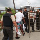 La crisis carcelaria de Ecuador vivió este lunes un nuevo baño de sangre donde fueron masacrados y asesinados 44 presos.