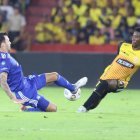 Sebastián Rodríguez, capitán azul, estuvo cerca de la expulsión tras una falta sobre Adonis Preciado.