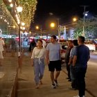 Paseos. Ahora las caminatas son constantes en la avenida, debido a que hay luz, música, restaurantes y bares abiertos en las noches.