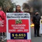 El 11 de mayo pasado, miembros de la UNE también protestaron afuera del Ministerio de Finanzas.
