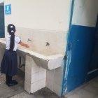 La limpieza y desinfección de los servicios higiénicos es una tarea diaria indispensable en los centros educativos.