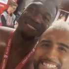 El ecuatoriano Felipe Caicedo (i) celebró con el chileno Arturo Vidal, el título que lograron con el Inter de Milán al ganar la Copa Italia.
