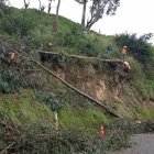 En el barrio 18 de Septiembre, por el Comité del Pueblo, al norte, se cortaron los árboles que estaban por caer sobre las casas. Tardaron dos días.