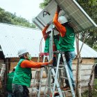 Fotografía cedida por Iberdrola que muestra a un grupo de técnicos instalando paneles solares, el 26 de abril del 2022, en la comunidad Río del Sol, municipio San Juan Guichicovi, Oaxaca (México). EFE/ Ginnette Riquelme/Ibredrola