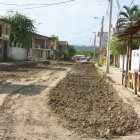 Calles. En las calles de Manglarato se ven lomas de tierra y huecos por doquier. En ciertos puntos incluso se observan las tuberías instaladas. Hay problemas para transitar.