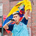 El artista desempeñó diversos oficios antes de centrarse en la música. Fue precisamente como electricista que tuvo una oportunidad en el ambiente artístico.