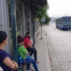 Los usuarios ven pasar muchos buses articulados, antes de ser recogidos por algún abastecedor que los ingresen a la terminal de Metrobastión.