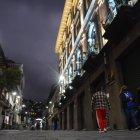 Escena. Horas antes de llegar la noche los locales de comida y otros comercios cierran sus puertas.