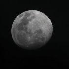 Detalle de la luna vista desde Quito, hoy viernes, a dos días del eclipse del próximo domingo 15 de mayo.