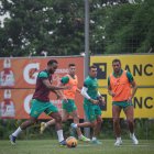 El mediocampista defensivo brasileño, Leonai Souza, mantiene el  balón durante el entrenamiento de Barcelona, planificando el partido de esta noche contra Deportivo Cuenca en el estadio Monumental, por la fecha 13 de LigaPro.