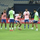 . Joao Rojas, José Francisco Cevallos y Alexis Zapata, volantes de Emelec, son elementos claves en la formación titular del representativo millonario.