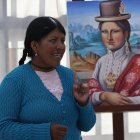 La artista aimara Claudia Callizaya habla, el 10 de mayo de 2022, durante su primera exposición llamada "Q"apha warmi", mujer fuerte y trabajadora, en El Alto (Bolivia).
