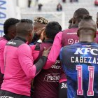 Los jugadores de Independiente del Valle celebran el tercer gol ante Técnico Universitario.