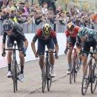 Richard Carapaz (c), ciclista ecuatoriano del Ineos, acelera en el sprint final de la novena etapa del Giro de Italia, en la que fue tercero. En primer lugar llegó el australiano Jai Hindley (d), del Bora Hansgrohe.