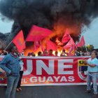 Los manifestantes colocaron llantas en el tramo de ingreso a la ciudad y luego procedieron a quemarlas.