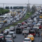 El atasco inicia en Durán y se extiende hasta Guayaquil. Hay quieres están atorados en el tráfico ya una hora.