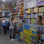 Varias personas compran en una tienda, el 11 de mayo de 2022, en Caracas (Venezuela).