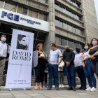 Hoy, la madre y amigos de David Romo en los exteriores de la Fiscalía General del Estado en Quito.