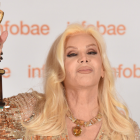 La conductora se mostró muy emocionada al recibir la estatuilla. Lleva 35 años frente a su programa de televisión.