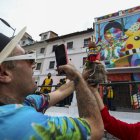 El artista español Okuda San Miguel (i), participa este 16 de mayo de 2022 en la inauguración de un mural que pintó en Quito