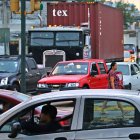 Especialmente en las horas pico, en la Domingo Comín se observan la columna de carros que están atascados en los estrechos carriles.