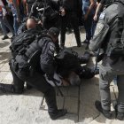 La policía israelí arresta a un hombre durante el cortejo fúnebre de la periodista Shireen Abu Akleh.