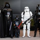 Personas disfrazadas de los personajes de Star Wars, una saga cinematográfica que ha marcado época.