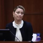 La actriz Amber Heard testifica en la sala del tribunal del circuito del condado de Fairfax, Virginia, EE.UU., hoy, 16 de mayo de 2022.