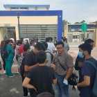 Un grupo de estudiantes de Medicina de la Universidad de Guayaquil acudió a la institución a la espera de una solución a su reclamo.
